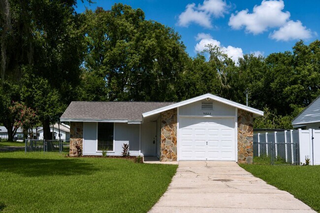 Building Photo - 2 Bedroom, 1.5 Bathroom Home for Rent in Zephyrhills!