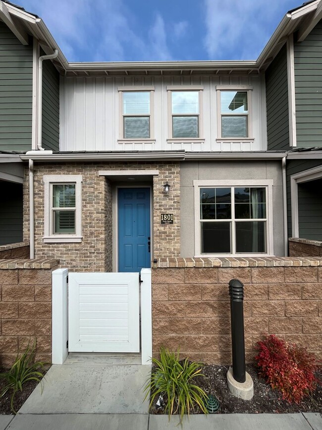 Building Photo - Gated 3+2.5 w/loft, walk-in pantry + dual ...