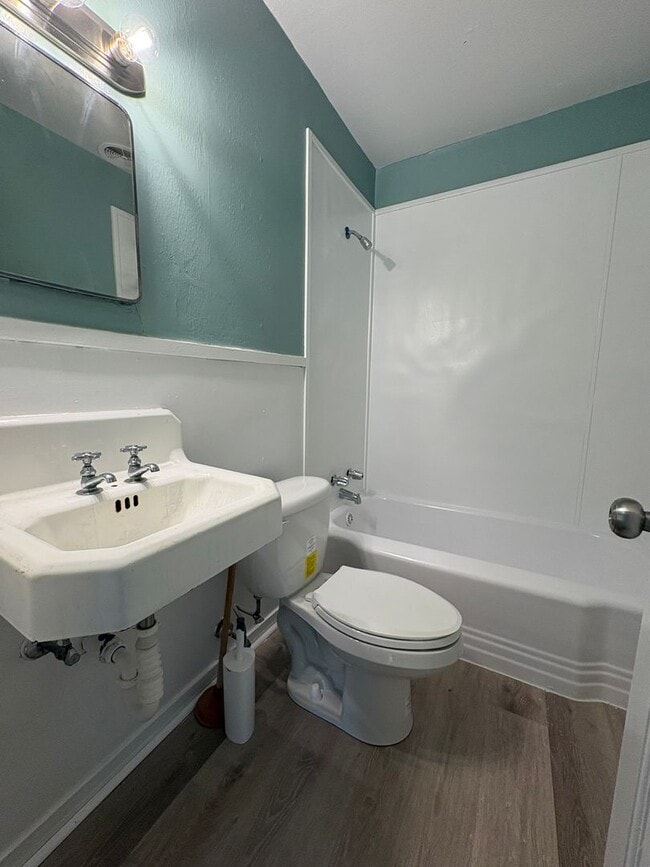 Building Photo - Gorgeously remodeled 4 bedroom/1 bath with carport!