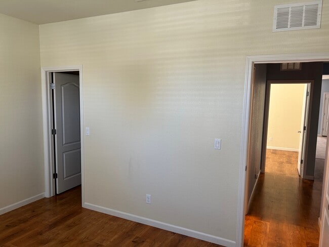 Building Photo - 1537 Sycamore Dr