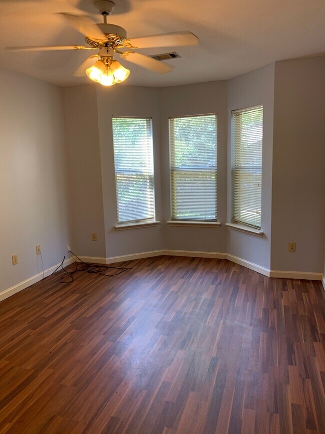 Building Photo - 3/2.5 Near Downtown Available July 25, 2026~ See appt instructions in txt