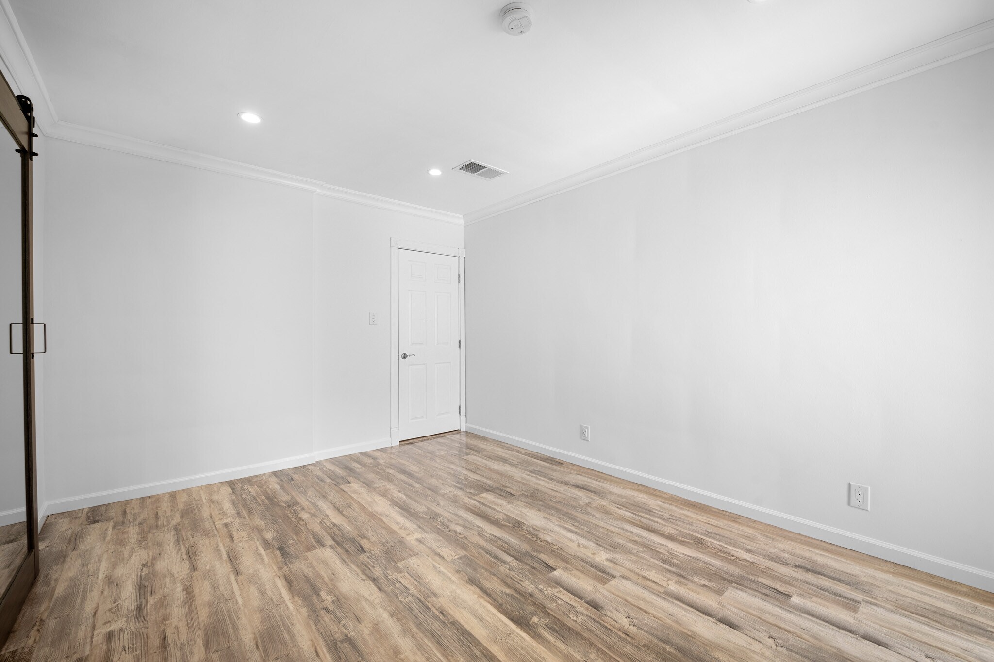 Building Photo - 8337 Valecrest Dr