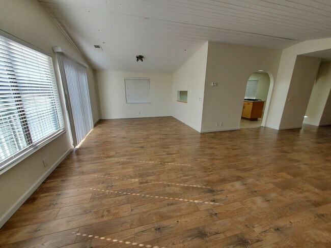 Building Photo - Updated 3bd/2ba House One Block from Ocean...