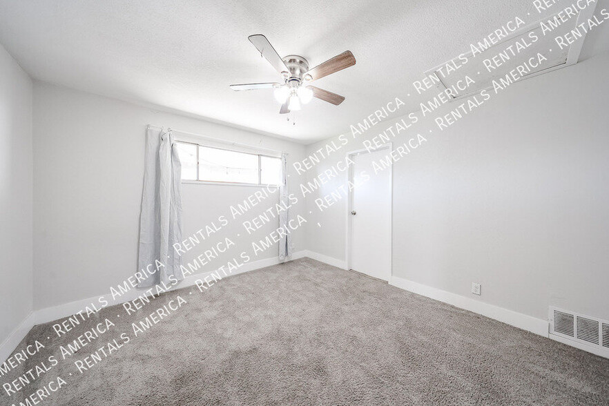 Building Photo - 2110 W Greenbriar Dr