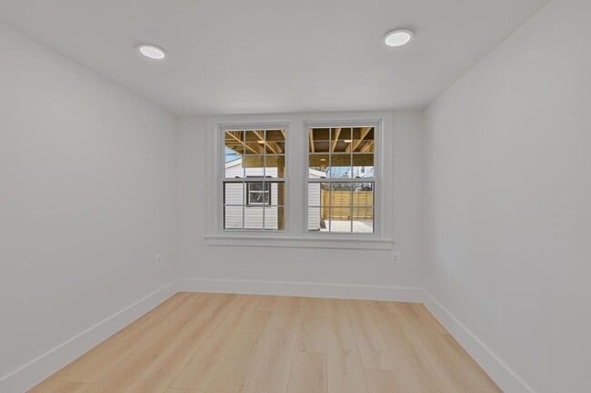 Building Photo - Spacious Fully Renovated Tudor Duplex w/ 3...