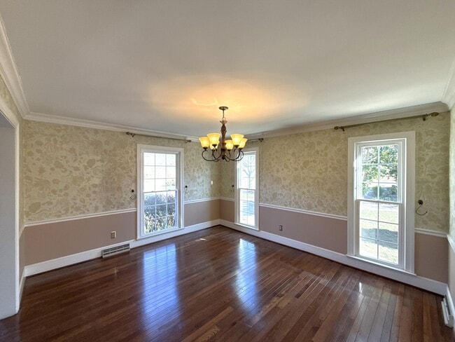 Building Photo - Beautiful 5 Bedroom 3 Bathroom House on Country Club Golf Course!