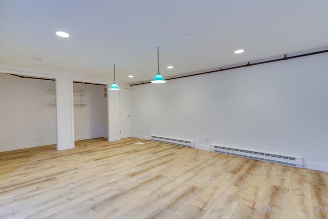 Building Photo - 24 Great Meadow Rd