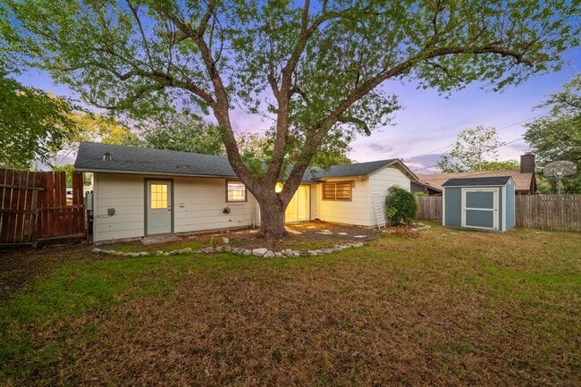 Building Photo - 1009 Alden Dr