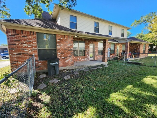Building Photo - Roomy 3 Bedroom Duplex in Benbrook