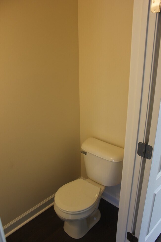 Building Photo - ***$500 Off First Months Rent*** Cedar Point Townhouse for Rent!