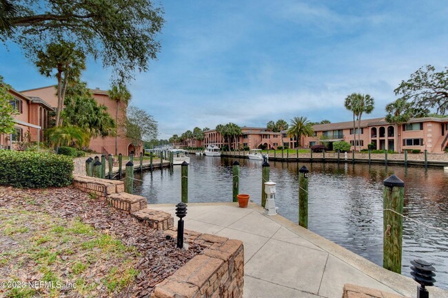 Building Photo - This beautifully remodeled 2 bedroom, 2 ba...