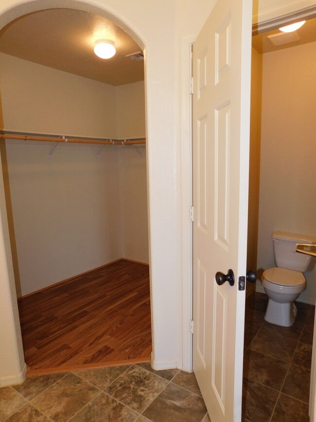 Building Photo - 4 BEDROOM HOME IN SAGUARO!