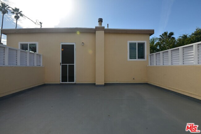 Building Photo - 2322 Ocean Ave