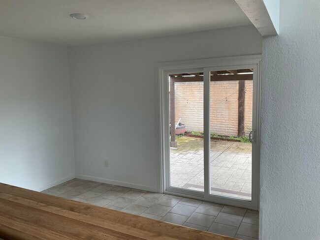 Building Photo - 354 Hazelnut Ln