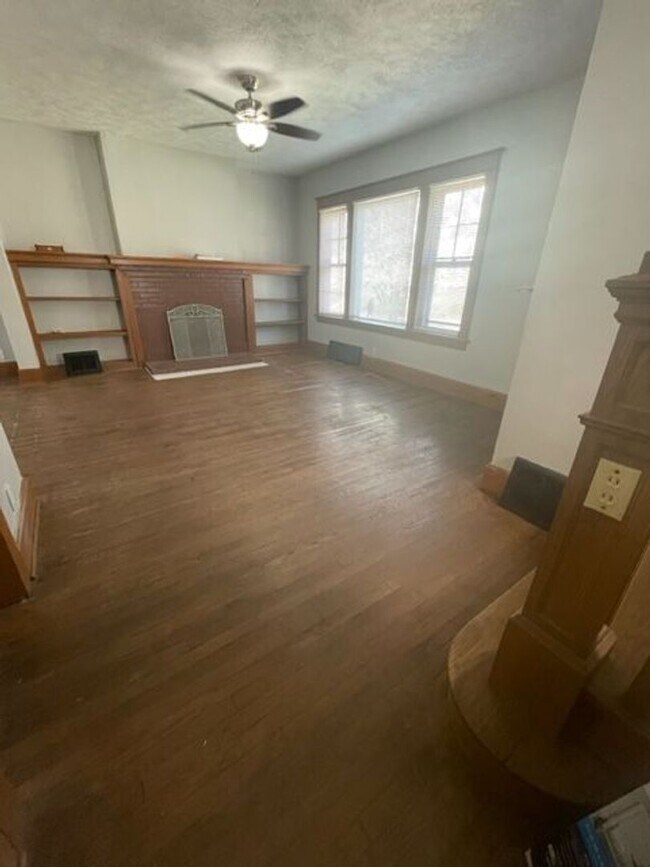 Building Photo - Beautiful 5 Bedroom/2.5 Bathroom Home in Popular Field Club Area