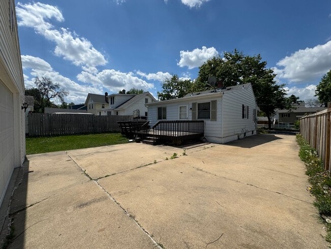 Building Photo - Non-smoking house for Rent 2 bedroom 1 bat...