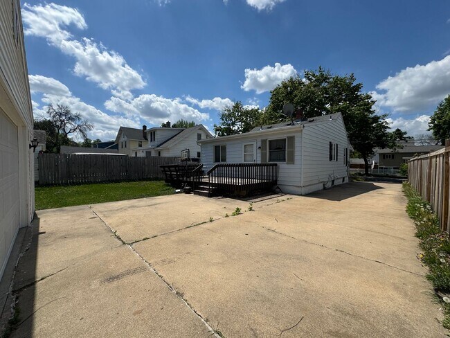 Building Photo - Non-smoking house for Rent 2 bedroom 1.5 b...
