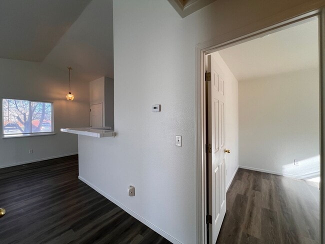 Building Photo - Cute 2 bedroom home located in Donner Trails!