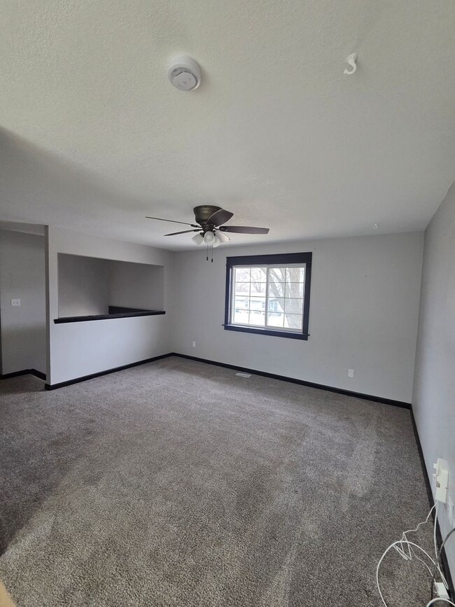 Building Photo - 215 Knoll Dr