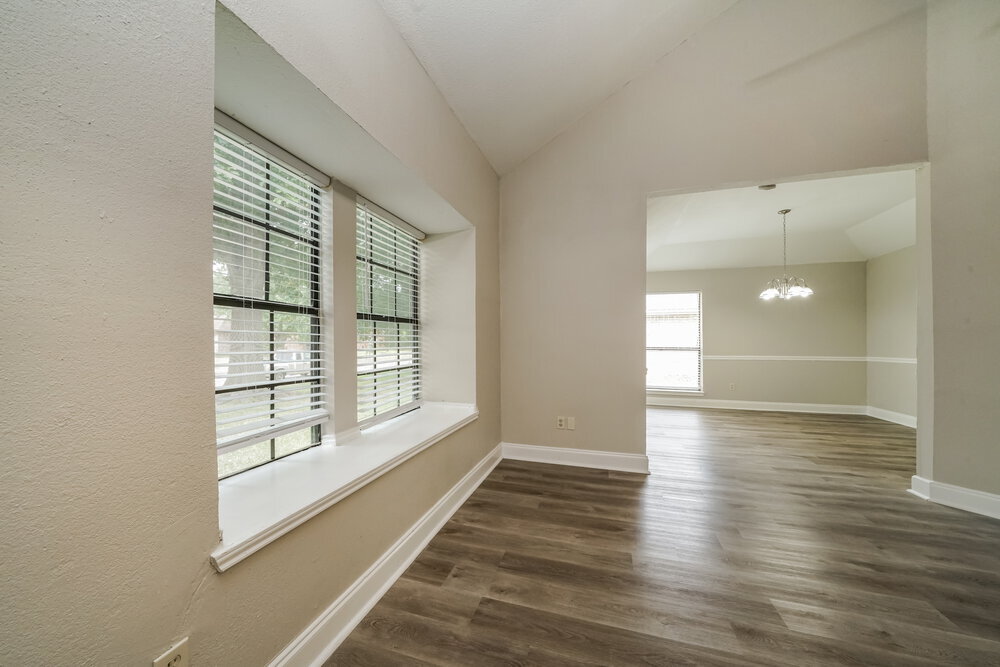 Building Photo - 8801 Pine Forest Dr