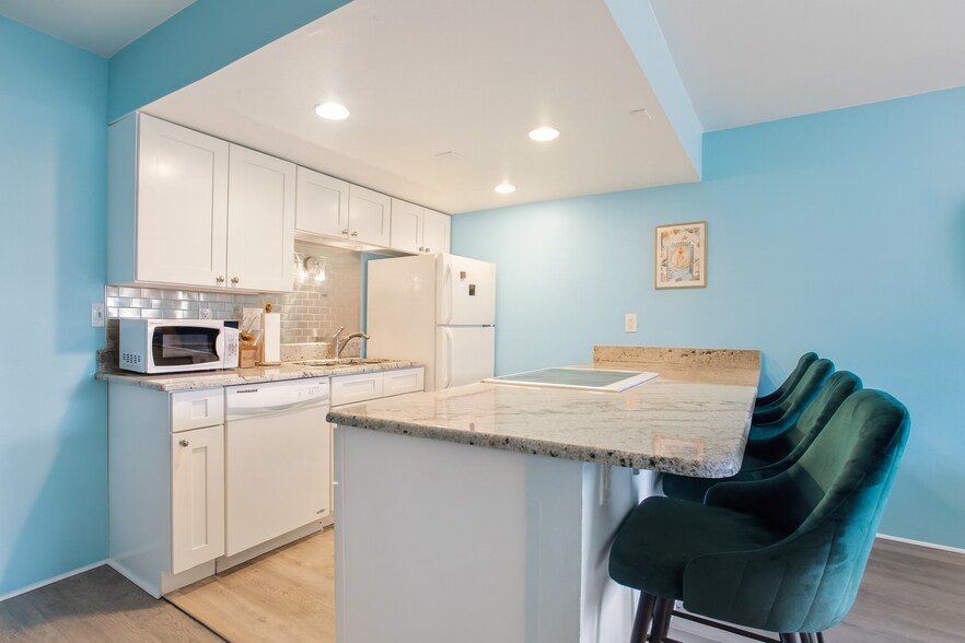 Building Photo - 645 Manhattan Plz