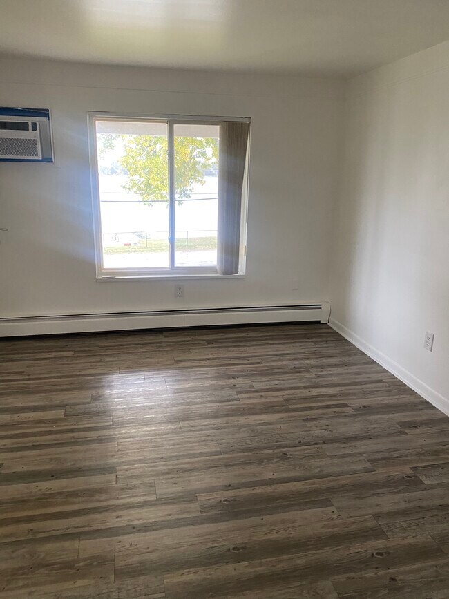 Building Photo - 719 E Walled Lake Dr