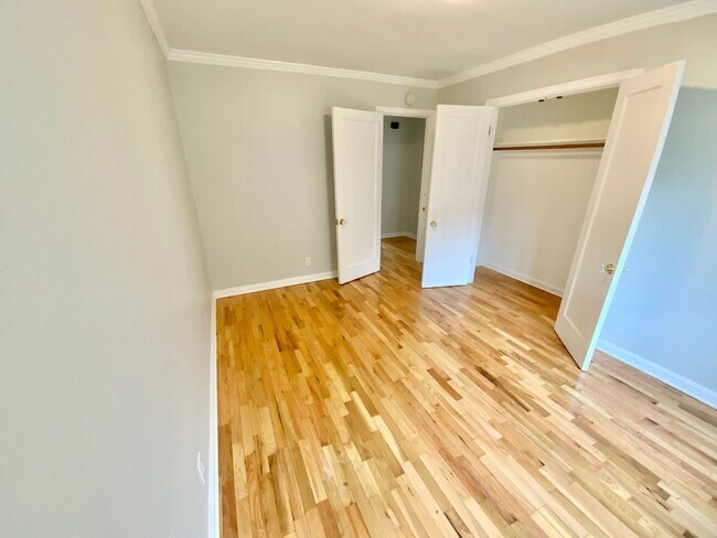 Building Photo - Beautiful Townhouse with Fenced Yard, Gara...