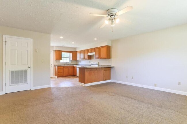 Building Photo - 5571 Tallant Road Unit Apt B