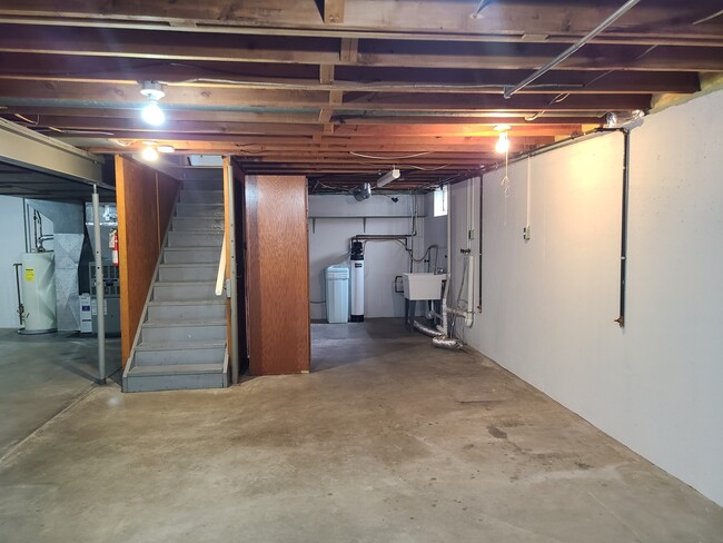 Building Photo - 403 Oak St