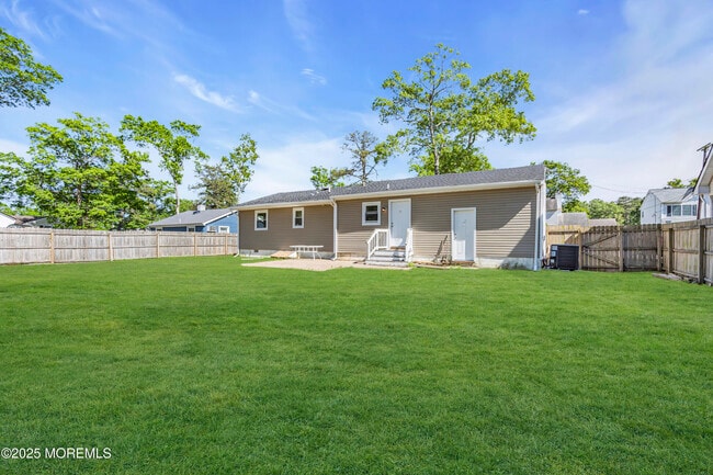 Building Photo - 1624 Joffre Rd