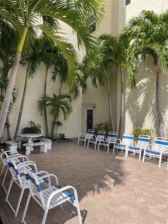 Building Photo - 900 NE 18th Ave