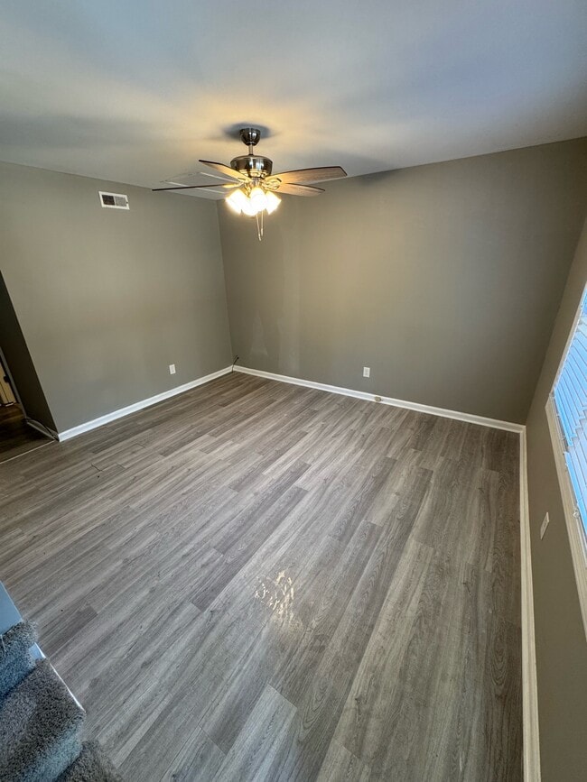 Building Photo - 123 Aqua Ct