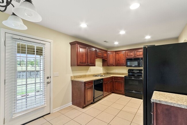 Building Photo - Nice 3 Bed 2 Bath Available in August! Boo...