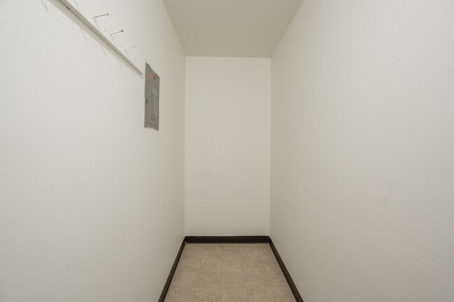 Building Photo - 2113 Lake Point Dr