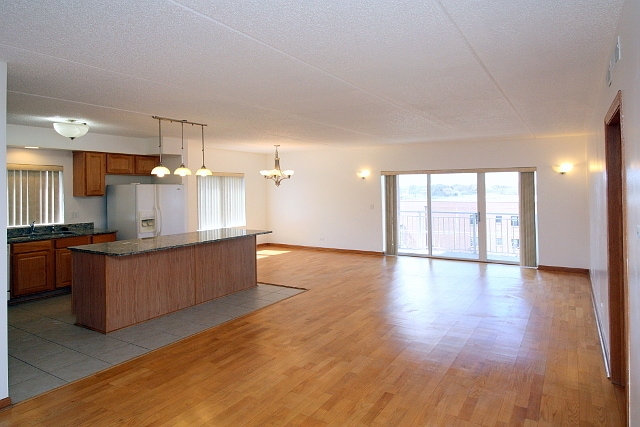 Building Photo - 6560 W Diversey Ave