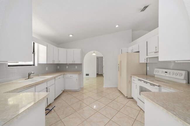 Building Photo - 12136 SW 41st Pl