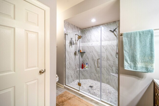 Building Photo - Bright and Modern Home with Prime Commuter...