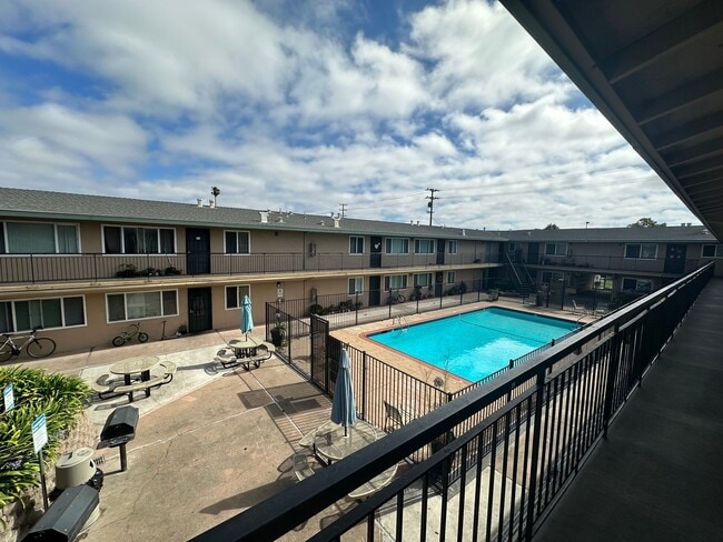 Building Photo - 1 bedroom apartment with off street parking