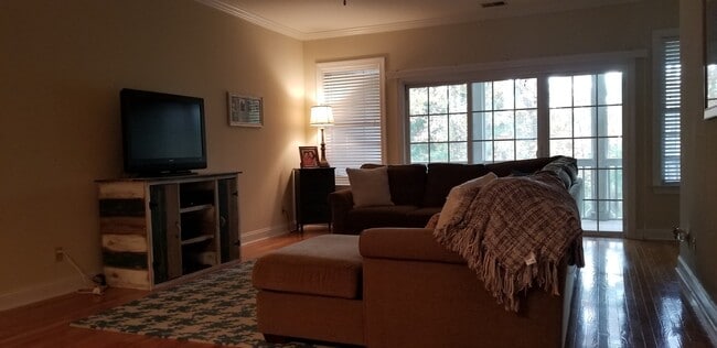 Building Photo - Beautiful Town-home in much sought after S...