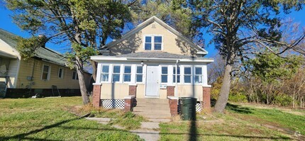 Building Photo - 1519 E Fairchild St