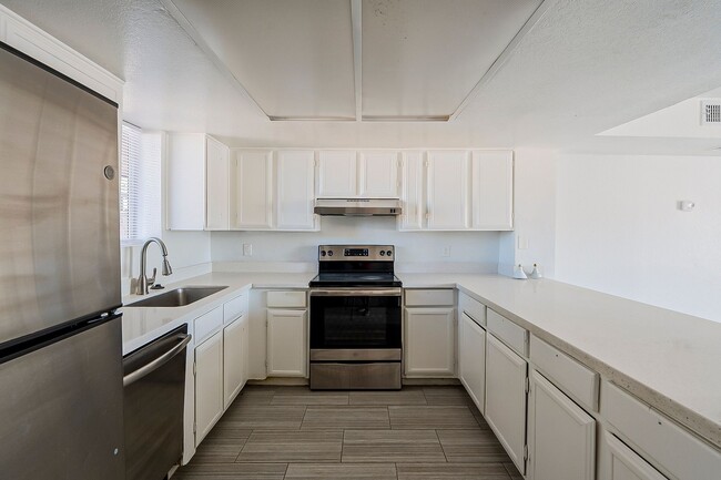 Building Photo - 5869 N 59th Dr