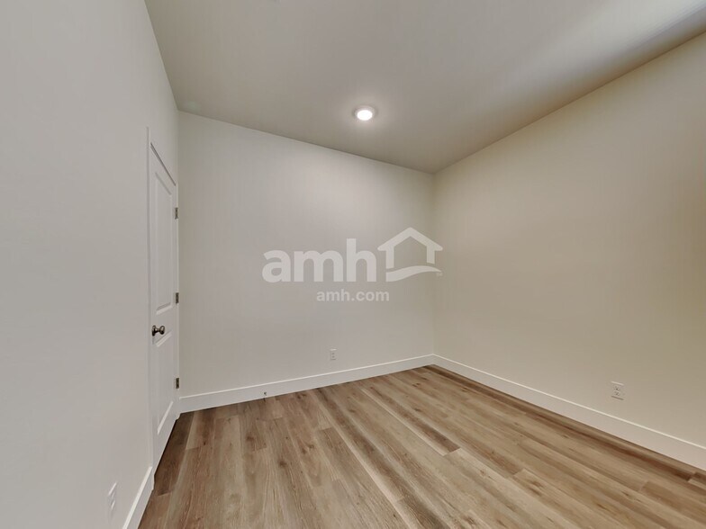 Building Photo - 521 Silverbell Falls Pl