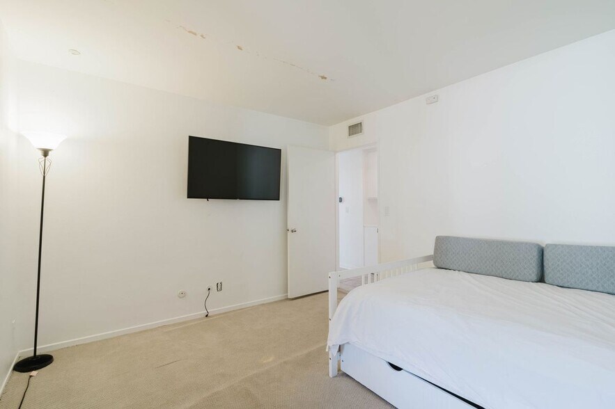 Building Photo - 906 Whitehaven Terrace