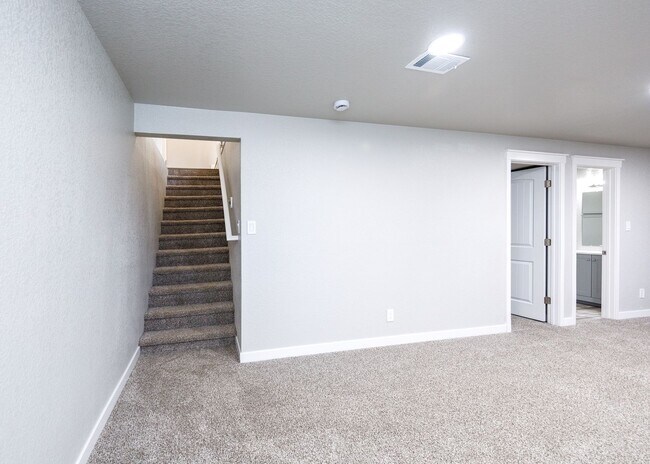 Building Photo - Newly Remodeled 5 Bed Home with Huge Yard