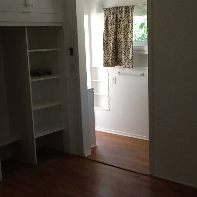 Building Photo - 633 S Orchard Dr