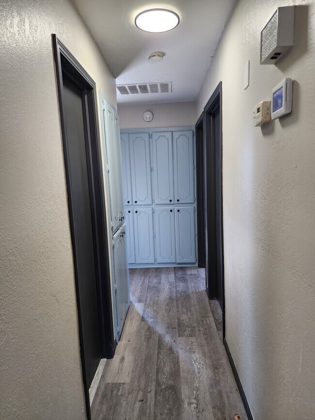 Building Photo - 1109 S Bouziden Dr