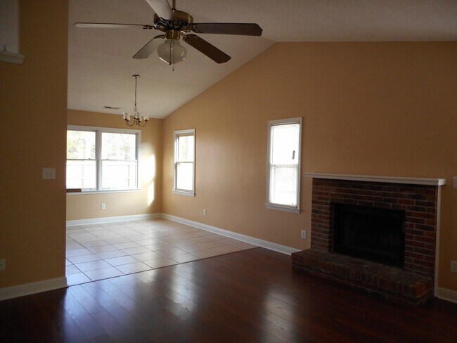 Building Photo - 3 BR 2 BA in Midway Park