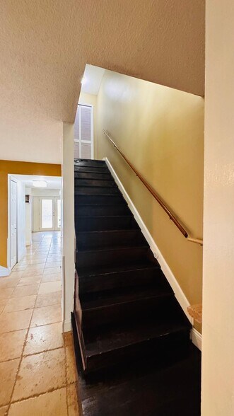 Building Photo - 600 Waverly Ln