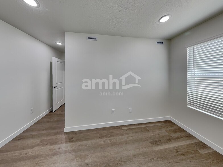 Building Photo - 1232 W Mahogany St