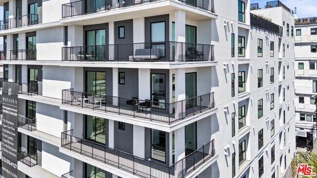 Building Photo - 904 S New Hampshire Ave